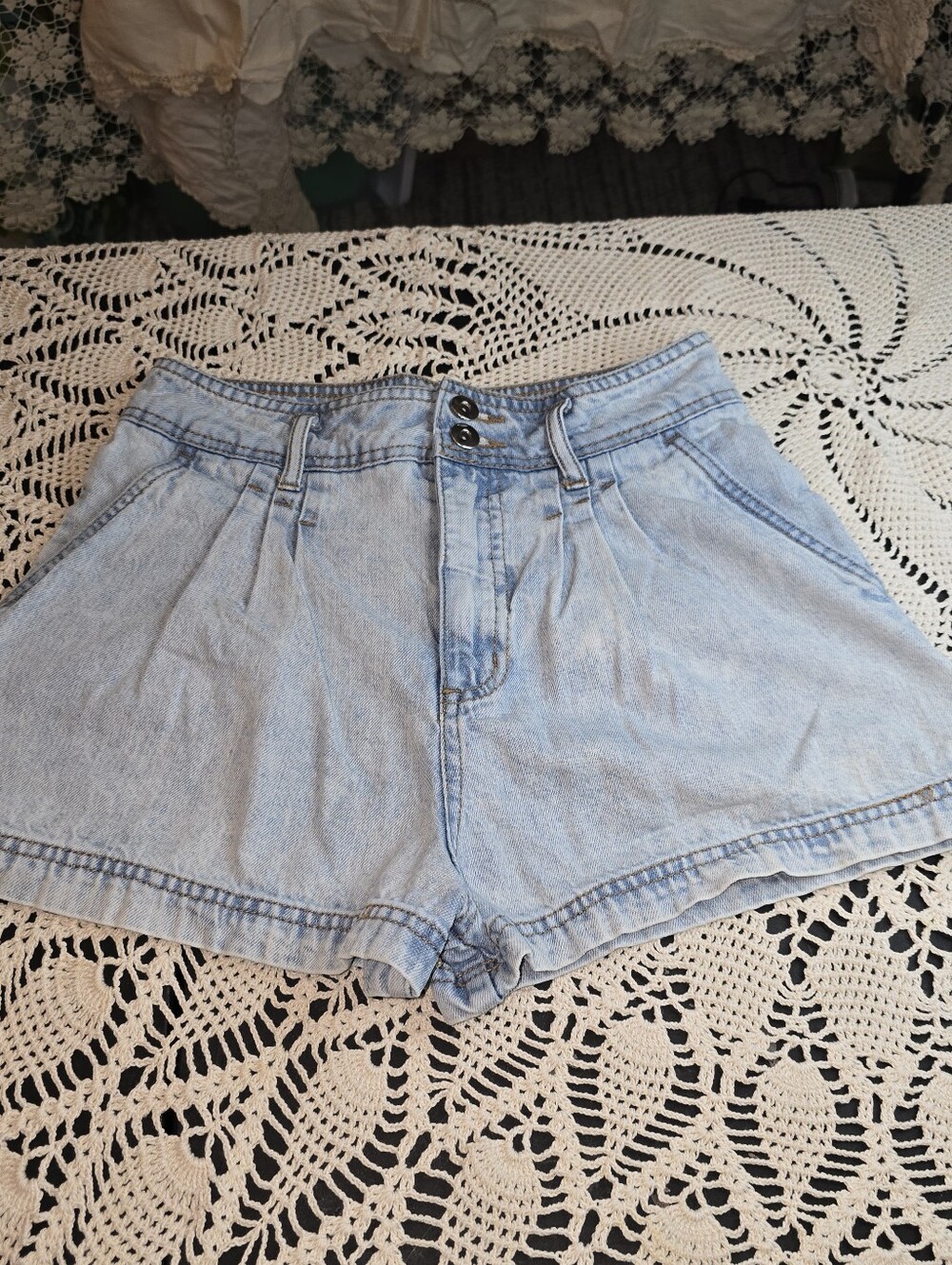 Forever 21, Light Wash Denin Shorts, High Waist, Mom Jeans, Pleated Size 27